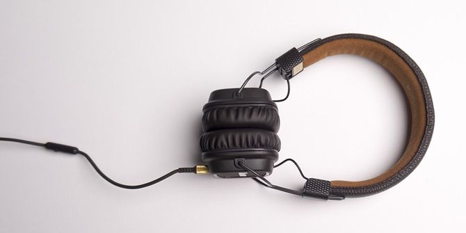 Here's Why Your Headphones Keep Breaking (And What You Can Do) headphones with cord