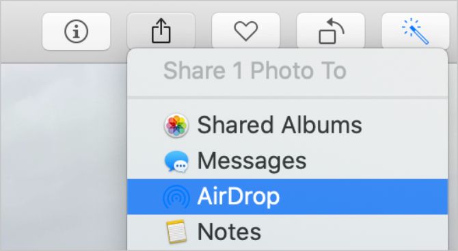 Параметр AirDrop в меню «Поделиться» из приложения «Фото»