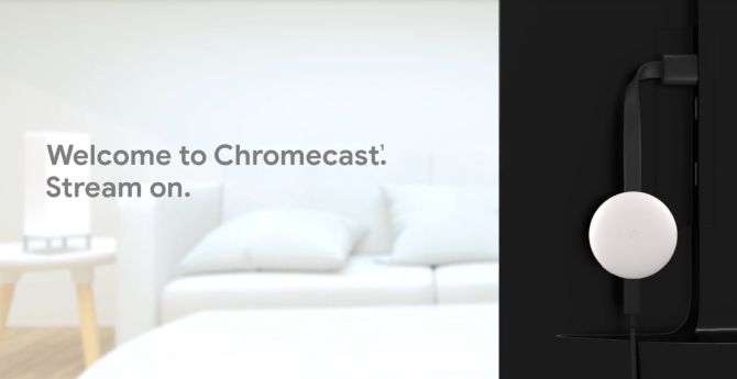 Chromecast подключен к задней панели телевизора